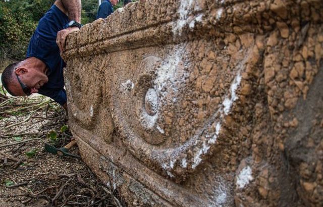 Os caixões de 2,5 metros de comprimento foram feitos com calcário extraído de colinas próximas. (Antiguidades de Israel/Reprodução)

