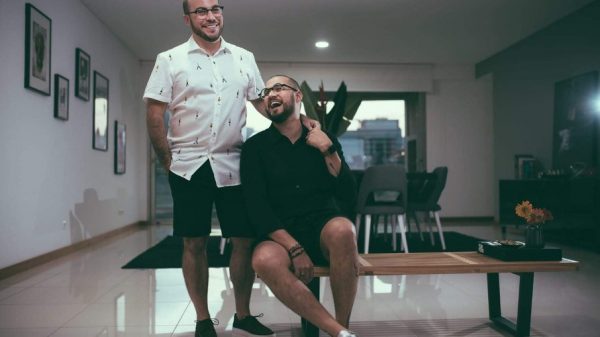 Casal brasileiro celebra a  descriminalização da homossexualidade na Angola