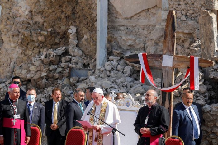 Papa Francisco visita cidade no Iraque devastada pelo Estado Islâmico