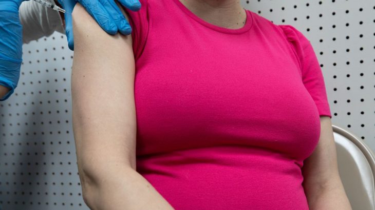 Anticorpos foram detectados em todas as 20 mulheres que receberam as duas doses da vacina da Pfizer/BioNTech durante o terceiro trimestre de gravidez (Hannah Beier/Reuters)