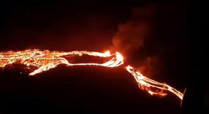 Esta erupção ocorre depois de a área ter registrado mais de 50 mil tremores nas últimas três semanas (Icelandic Meteorological Office (IMO)/Reuters)