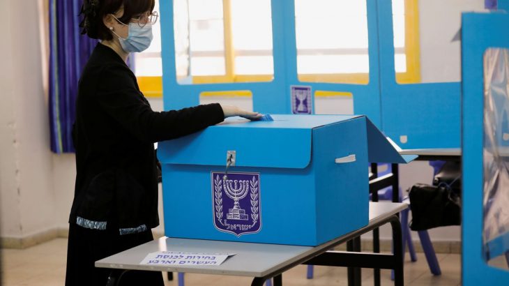 O eleitor não precisa deixar o veículo para votar e também deposita a cédula impressa com suas escolhas em uma urna (Amir Cohen/Reuters)