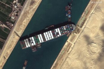 Visão de satélite do navio Ever Given encalhado no Canal de Suez, no Egito, no dia 27 de março (Reprodução/G1)
