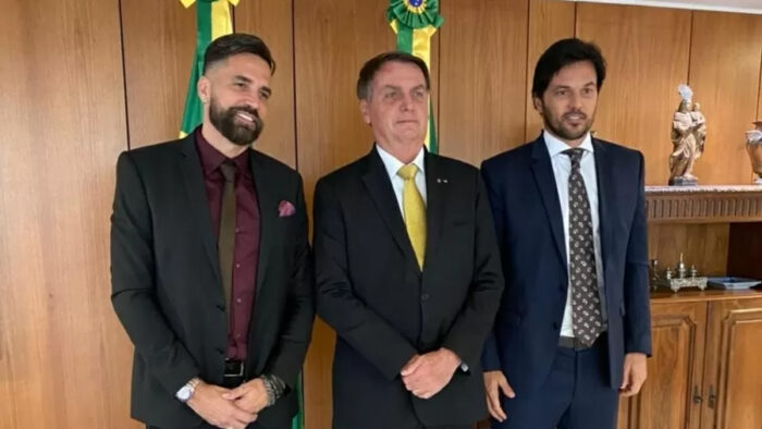 Em meio à crise em Brasília, Bolsonaro recebe cantor Latino para debater assuntos artísticos