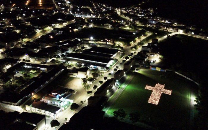Moradores de cidade na BA acendem quase duas mil velas para homenagear vítimas da Covid-19