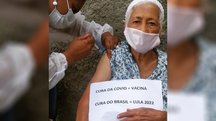 No momento da vacinação contra a Covid-19, idosos citam o nome do ex-presidente Lula