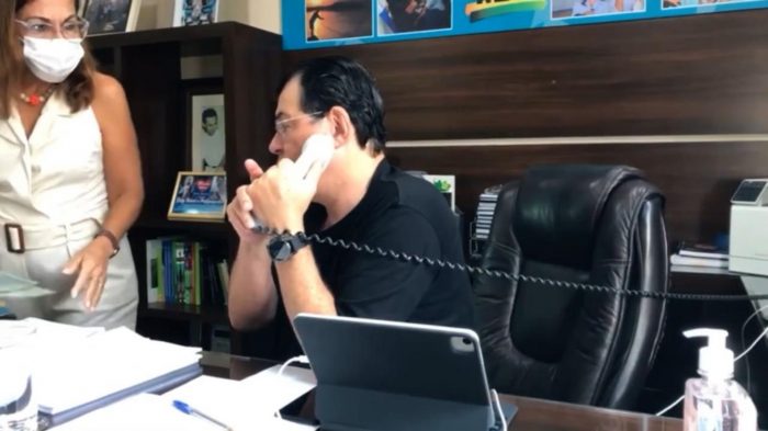 Em tom ríspido, Eduardo Braga adverte funcionária durante live