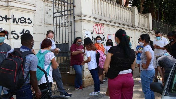 Alunos chegam à Escola Estadual Raul Antonio Fragoso, localizada na Vila Pirituba, na capital paulista (Foto: Werther Santana/Estadão)