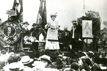 A intelectual e militante Rosa Luxemburgo, em público, exercitando uma de suas maiores qualidades: a oratória (Reprodução/ Internet)