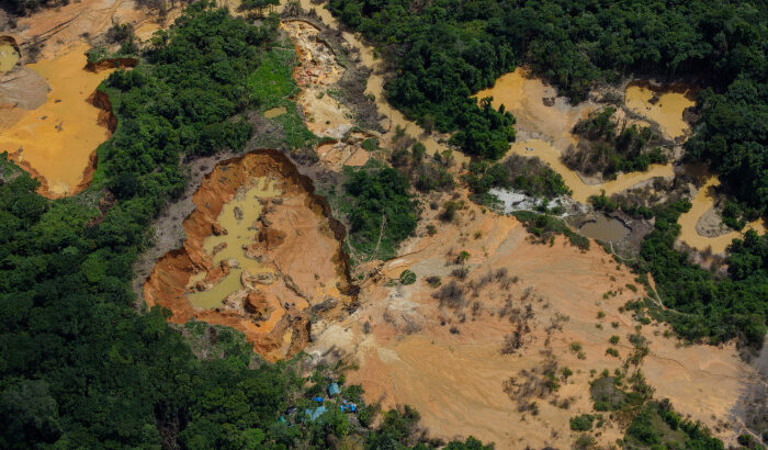 Garimpo na região do Homoxi, ao lado de pista de pouso comunitária, na Terra Indígena Yanomami, em dezembro de 2020 - (Divulgação)