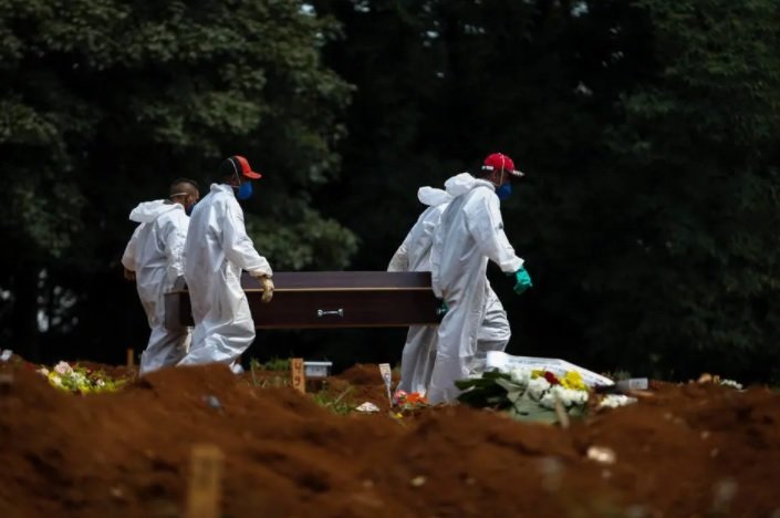 Brasil bate novo recorde e ultrapassa EUA ao registrar 1.954 mortes pela Covid-19 em 24 horas