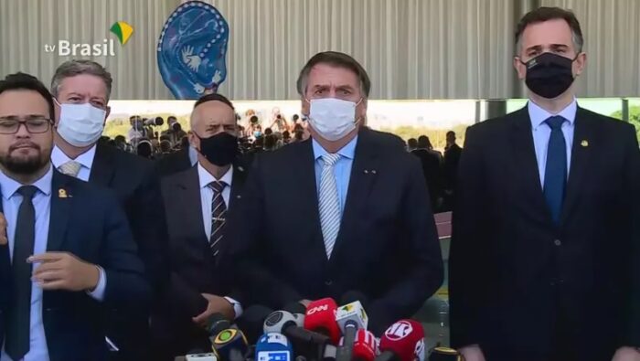 Após recorde de mortes no Brasil, Bolsonaro anuncia comitê de crise contra Covid-19