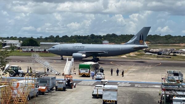 The plane posed in Manaus around 12:26 pm on Saturday. (Gabriel Abreu / Cenarium Magazine)