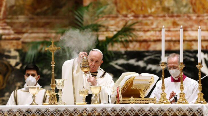 Esta é a segunda Páscoa consecutiva em que todos os serviços papais têm a presença de apenas cerca de 200 pessoas (Reprodução/Reuters)