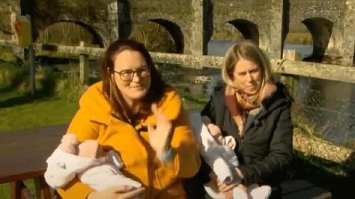 Casal de lésbicas faz história com dupla maternidade em registro de nascimento