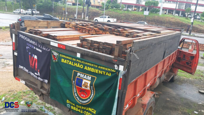 Polícia Militar apreende caçamba que transportava madeira sem origem comprovoda na zona Oeste