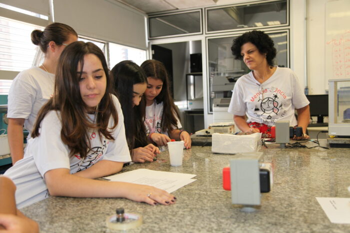 ‘Menina Ciência-Ciência Menina’: um ponto luminoso no universo obscuro da pandemia