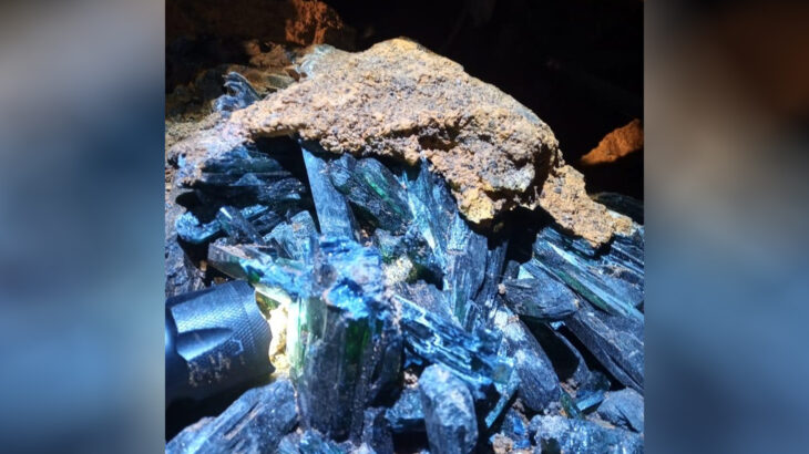 O material de origem mineral foi identificado como pedras de vivianita e ametista. (Reprodução/PF)