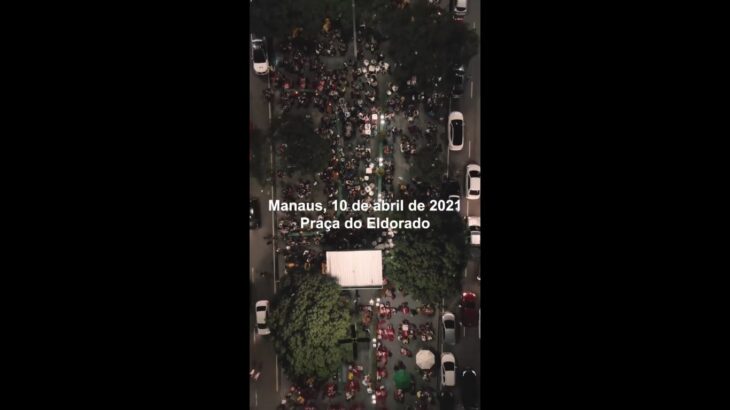 A filmagem mostra de cima a ocupação de mesas e cadeiras em bares localizados na Praça do Eldorado, na zona Centro-Sul da capital amazonense. (Reprodução/Eu.Tadeu/Instagram)