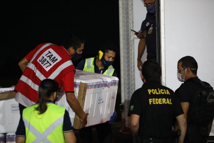 Covid-19: Governo do Amazonas recebe mais de 64 mil novas doses de vacinas