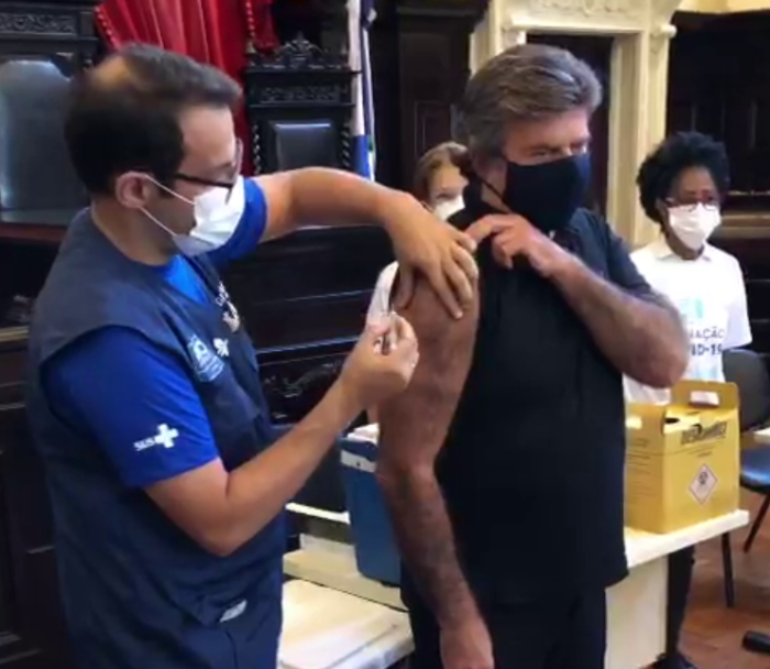 Fux recebe primeira dose da vacina contra a Covid-19 no RJ e defende imunização em massa