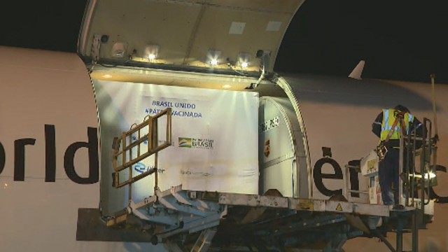 Primeiro lote com 1 milhão de doses da vacina da Pfizer chega ao Brasil