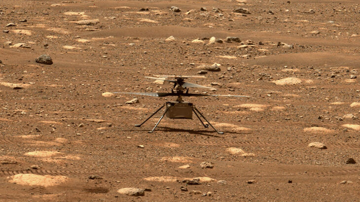 Ingenuity repousa sobre a superfície de Marte, em imagem do rover Perseverance (Reprodução/Nasa)
