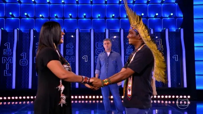 Programa do Luciano Huck dá R$ 100 mil para casal de indígenas empreender em projeto de calçados