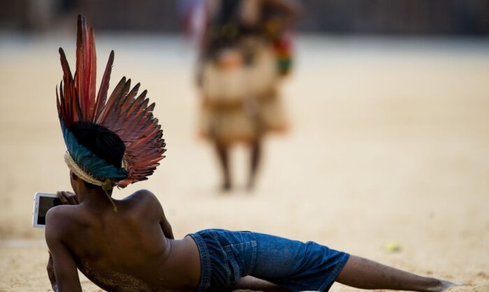 Mostra de Contadores de Histórias reconta  trilhas indígenas com aproximação da cultura amazônica com o Peru