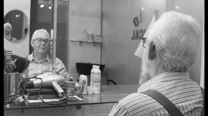 Barbeiro mais antigo de Manaus conta história de superação ao longo das últimas décadas (Ricardo Oliveira/Revista Cenarium) 