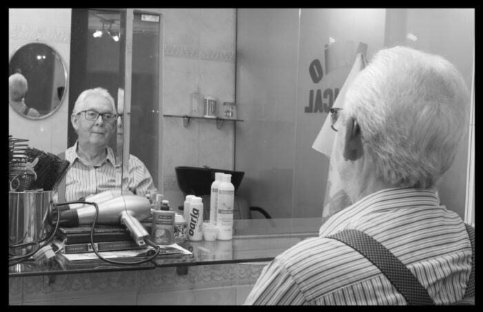 Barbeiro mais antigo de Manaus recorda a vida dedicada ao trabalho, em 65 anos de profissão