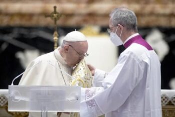 Pelo segundo ano seguido, o pontífice realizou a missa sem fiéis por conta da pandemia.(Reprodução/ Internet)