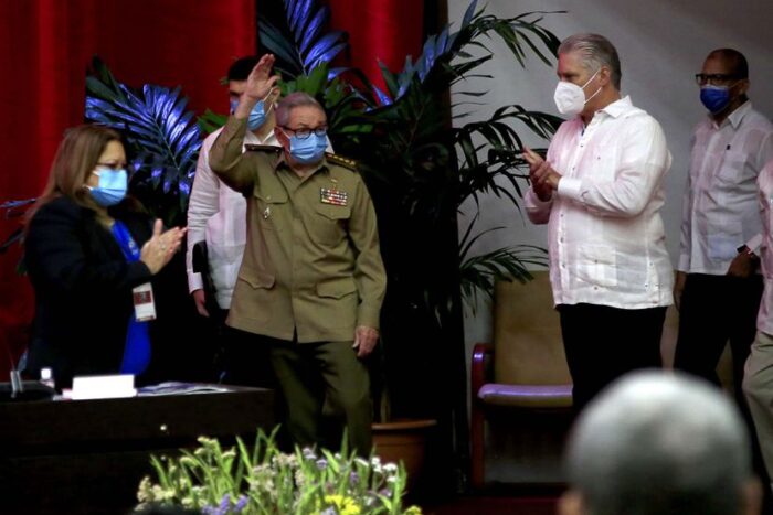 A coreografada despedida de Raúl Castro após 62 anos na cúpula do poder em Cuba