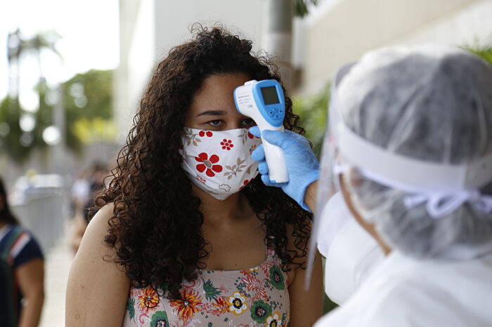 No 1º de abril, veja mentiras mais comuns sobre a Covid-19