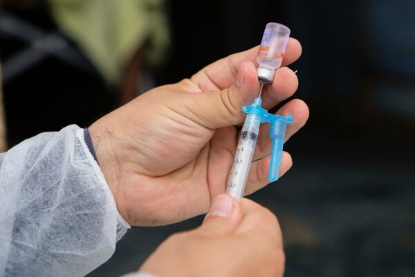 Defensoria cobra da Semsa explicações  sobre vacinação em trabalhadores de saúde