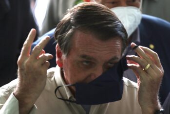 Jair Bolsonaro tirando a máscara durante participação de cerimônia em Manaus, no Amazonas (Ricardo Oliveira/Revista Cenarium)