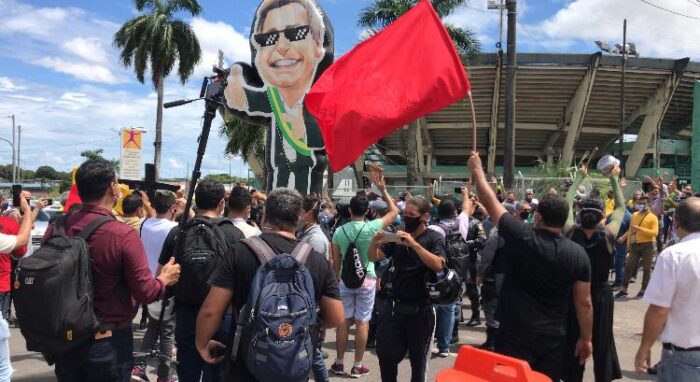 Manifestações contrárias e a favor de Jair Bolsonaro marcam visita a Manaus
