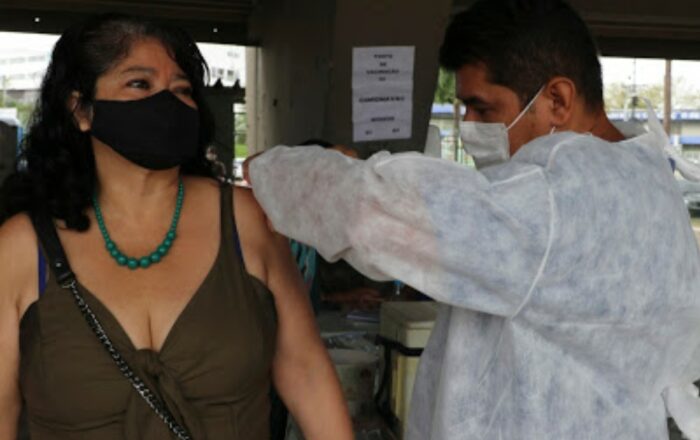 FVS-AM informa que o Amazonas já aplicou mais de 825 mil doses de vacina contra Covid-19 até esta terça-feira, 27