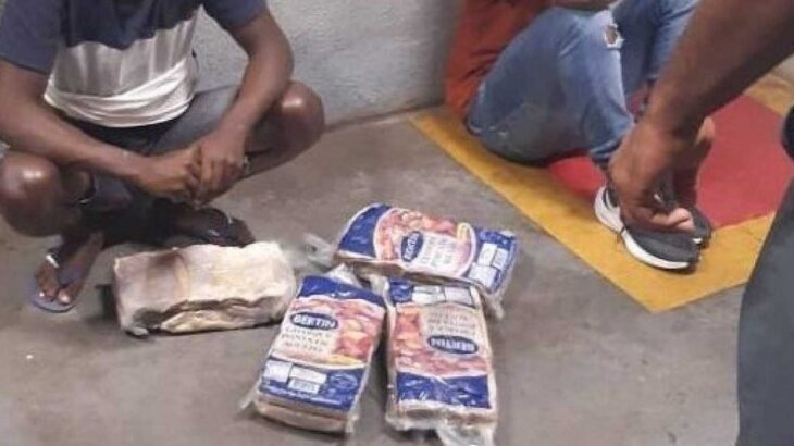 Bruno e Yan foram flagrados por seguranças furtando pacotes de carne no supermercado Atakadão Atakarejo (Reprodução/Internet)