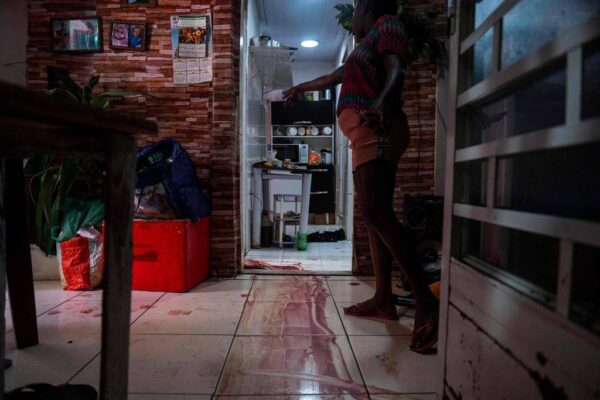 Mortes ocorreram em 12 pontos do Jacarezinho; homem foi achado em cadeira de plástico e sem arma