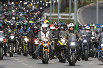 Jair Bolsonaro (Sem partido) incentivou e participou de aglomeração com motoqueiros neste domingo, 9, em Brasília (Reprodução/Folha de São Paulo)