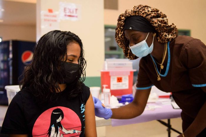 Farmacêutica quer mudança em bula, que hoje autoriza vacina da empresa a adolescentes com mais de 16 anos (Patrick T. Fallon - 14.mai.2021/ AFP)