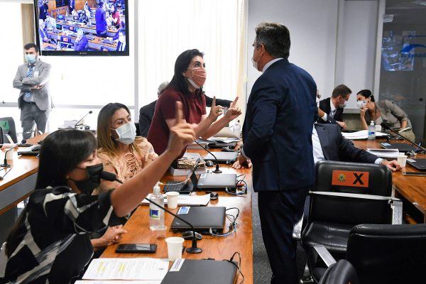 Senadoras rotuladas de ‘nervosas’ escancaram machismo durante CPI da Pandemia
