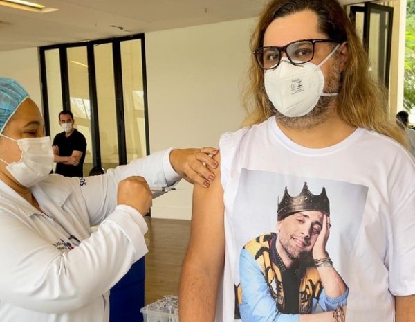 Ator Marcus Majella recebe vacina contra Covid-19 com camisa de Paulo Gustavo