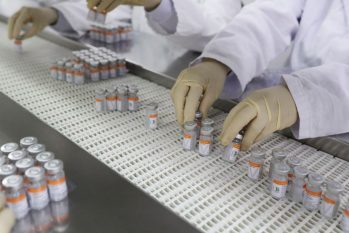 A CoronaVac é uma vacina contra a Covid-19 desenvolvida pelo Instituto Butantan e pela farmacêutica chinesa Sinovac, que tem enviado os insumos para que a vacina seja produzida no Brasil  (Amanda Perobelli/Reuters)