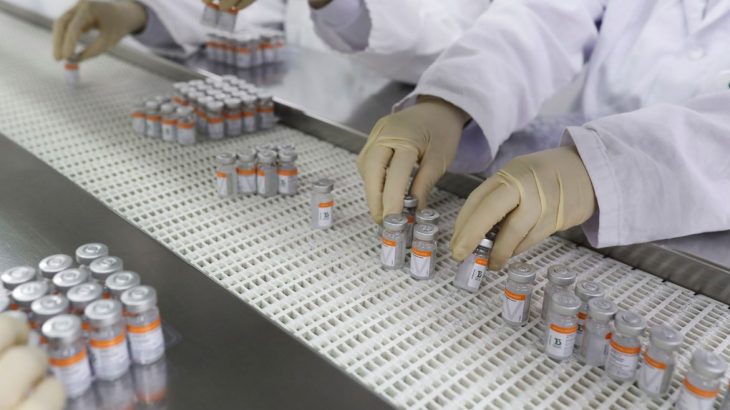 A CoronaVac é uma vacina contra a Covid-19 desenvolvida pelo Instituto Butantan e pela farmacêutica chinesa Sinovac, que tem enviado os insumos para que a vacina seja produzida no Brasil  (Amanda Perobelli/Reuters)