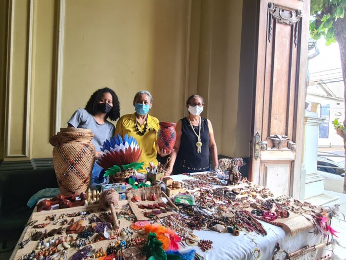 Artesanato indígena ensinado por gerações inspira presentes originais para o Dia das Mães