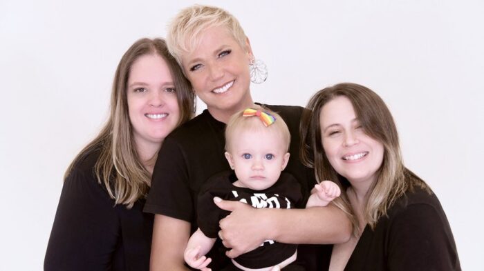 Compositora de Xuxa fala sobre exclusão em relação à dupla maternidade