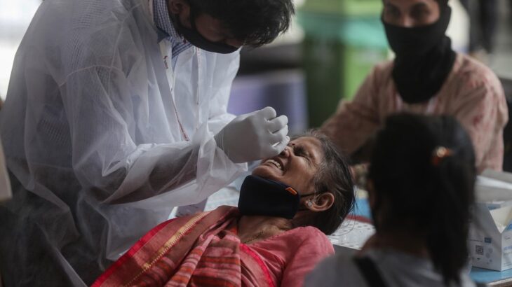 A preocupação da Secretaria Municipal da Saúde é, principalmente, com a variante indiana, que vem provocando aumento no número de casos na Índia (Rafiq Maqbool/AP)