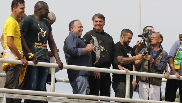 Exército quer ‘punição exemplar’ e Pazuello terá que dar explicações sobre passeio de moto